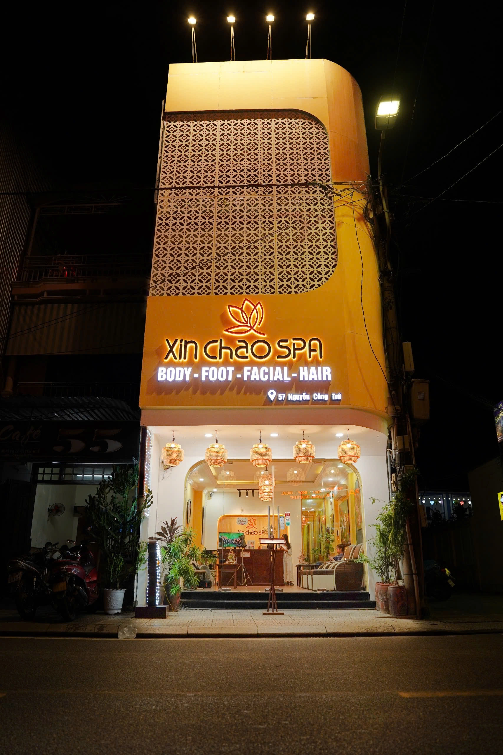 Mặt tiền Xin Chào Spa Huế buổi tối